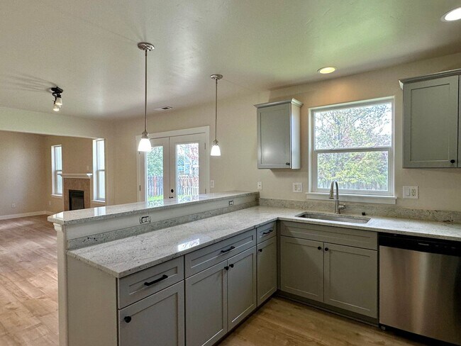 Foto del edificio - Fully Remodeled 3/2 in Redmond!