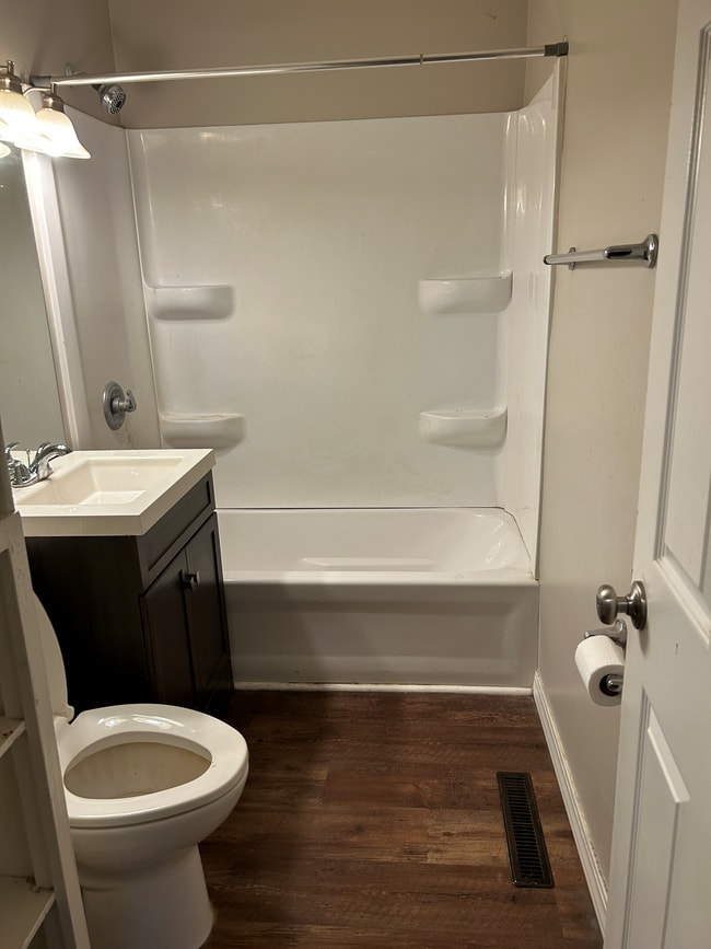 Building Photo - 1318 Hedgewood Dr