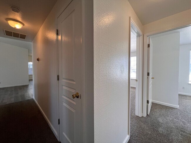 Foto del edificio - 3 Bedroom 2 Bath Home in Fernley