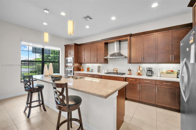 Foto del edificio - 8870 Watercrest Cir W