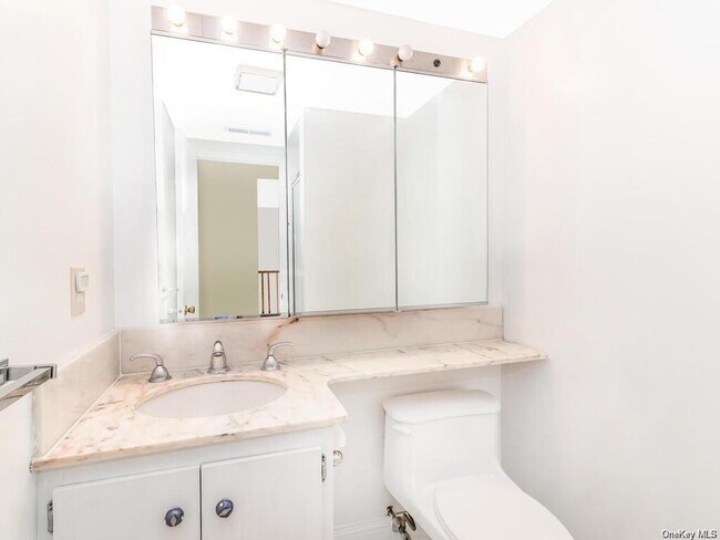 Foto del edificio - 136 Stonemeadow Dr