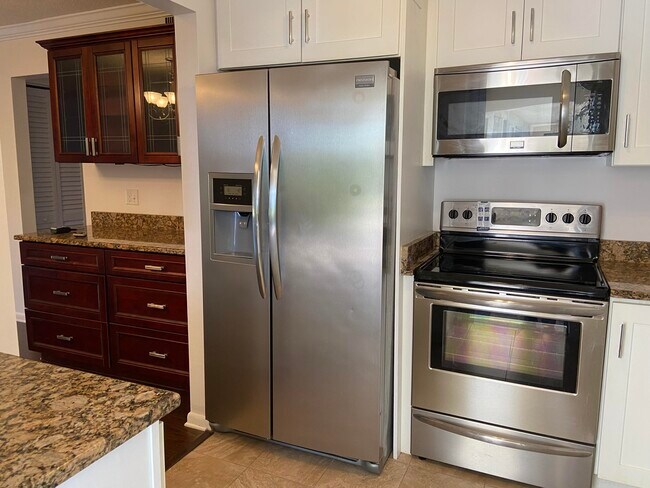 Building Photo - 300 Waterway Dr S