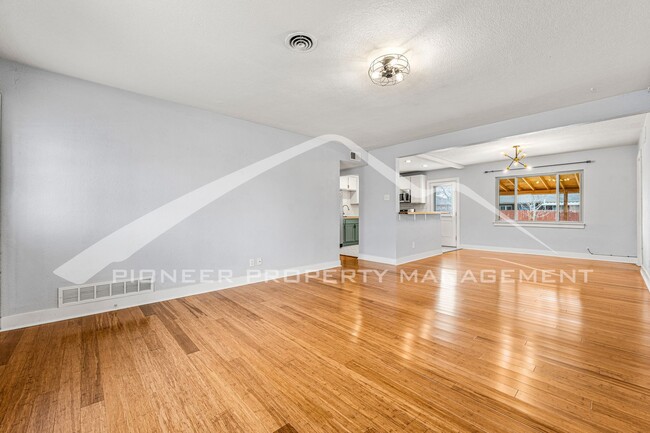 Building Photo - Modern Home with Washer/Dryer and Fenced Yard