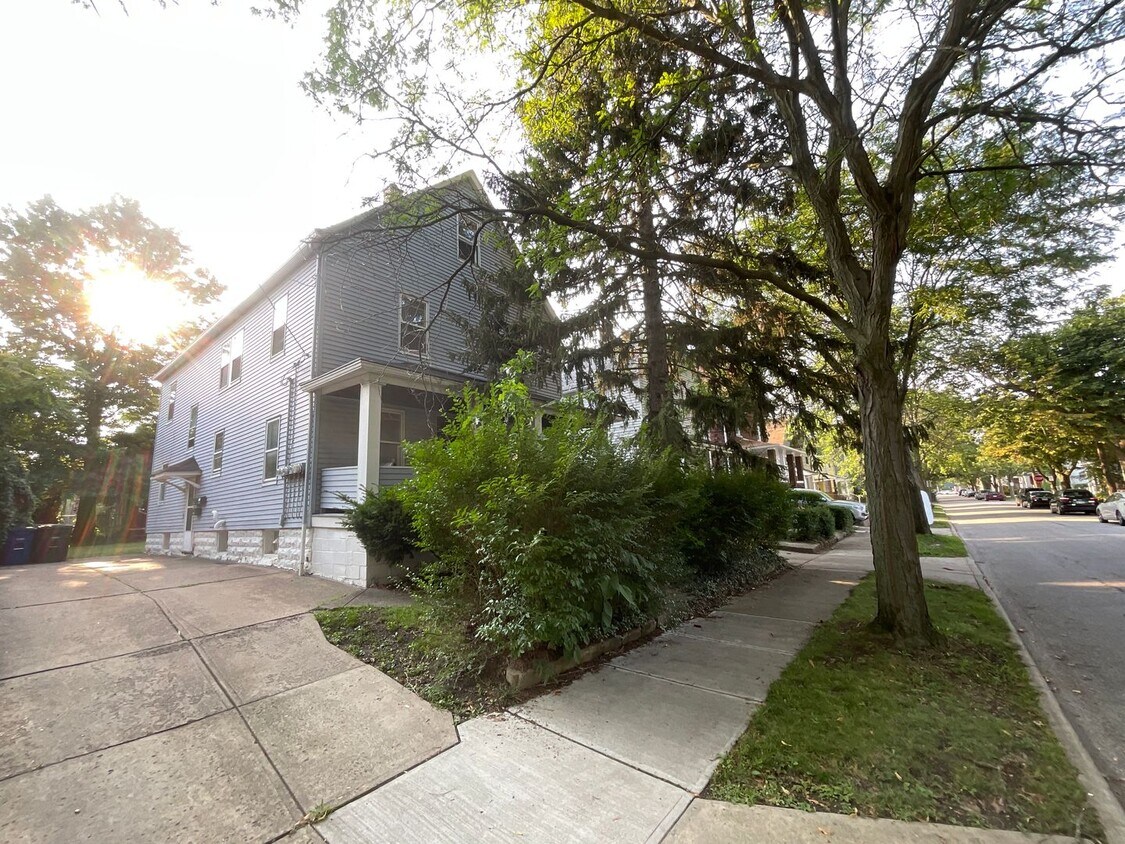 Foto principal - 2070 Lark St