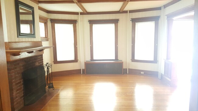 Building Photo - 42 Maplewood Ave