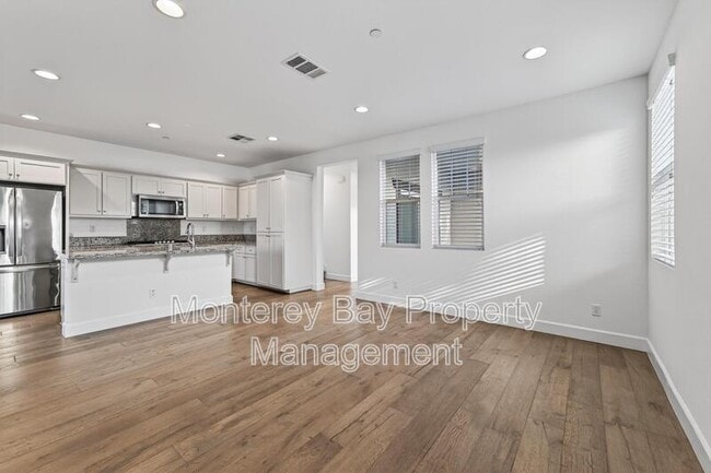 Building Photo - 480 Palisade Dr