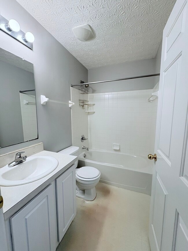 Foto del edificio - Beautiful 3 Bed, 3 Bath- Condo in Vibrant ...