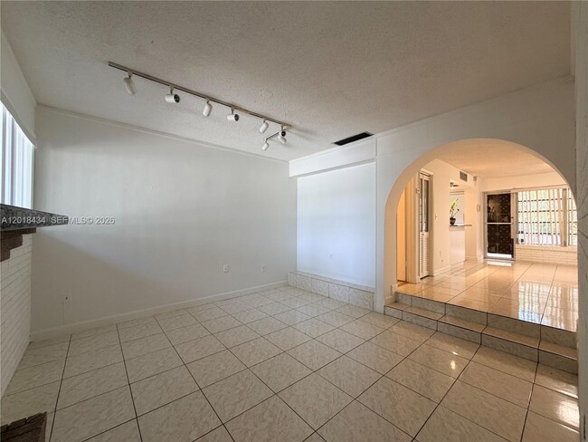 Building Photo - 9155 Fontainebleau Blvd