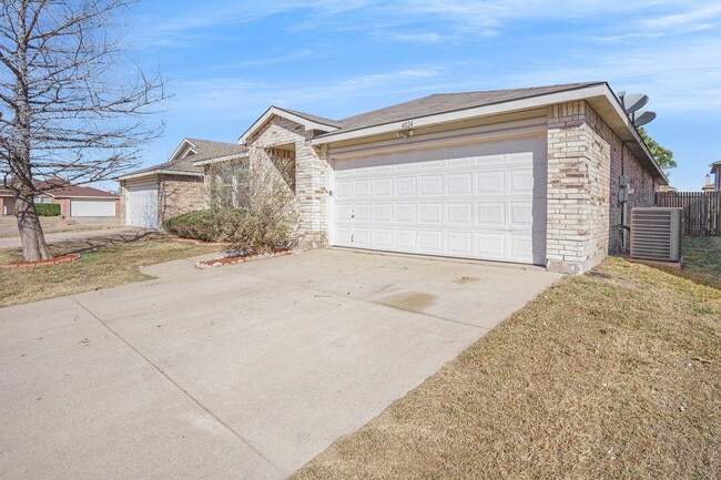 Photo - Beautifully Crafted 4-2-2 in Fort Worth! House
