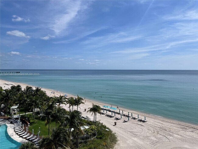 Foto del edificio - 15645 Collins Ave