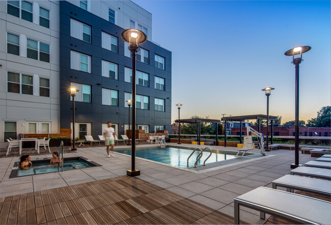 Terraza con piscina en el edificio - Student | Uncommon Columbus