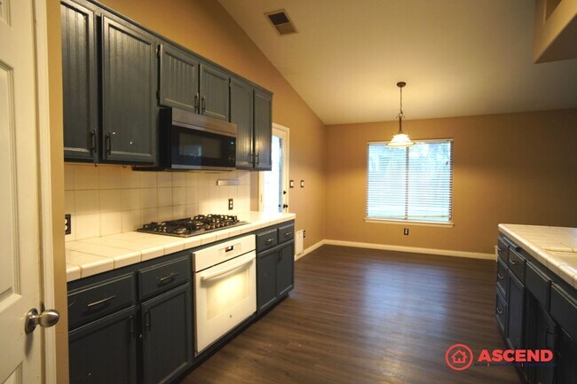 Foto del edificio - Beautiful 3 Bedroom + Office Home with a Pool!