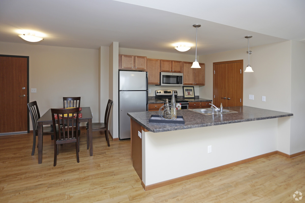 Foto principal - Sterling Pointe Apartment Community