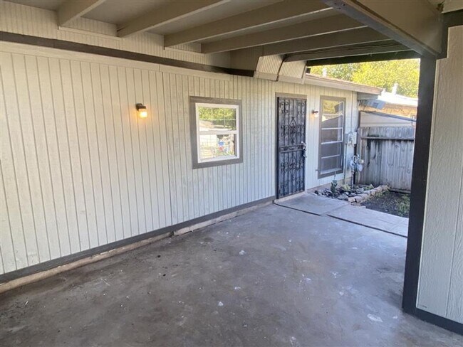 Photo - 2/1 Townhouse with covered parking