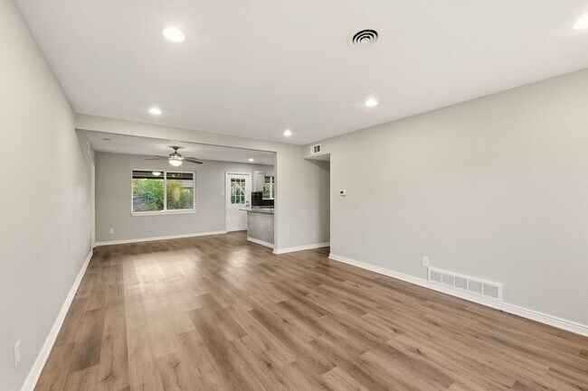 Photo - Beautiful 3 Bedroom, 2 Bath Home With Grea...