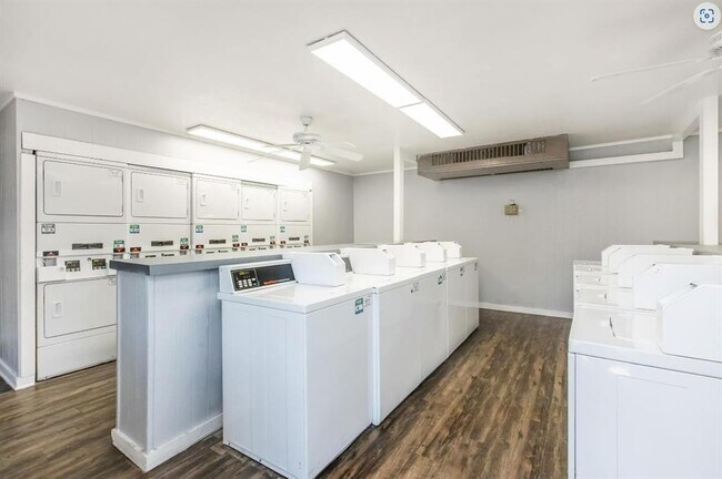 Foto del edificio - 5501 Adams Dr