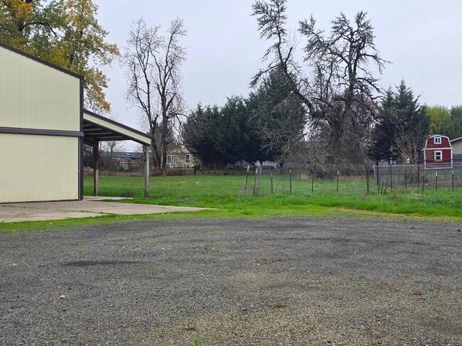 Foto del edificio - 12765 Clow Corner Rd