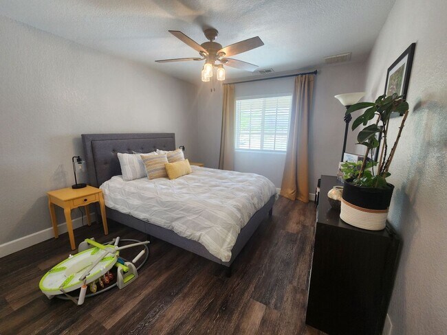 Foto del edificio - Beautiful 3 Bedroom 2 Bath!