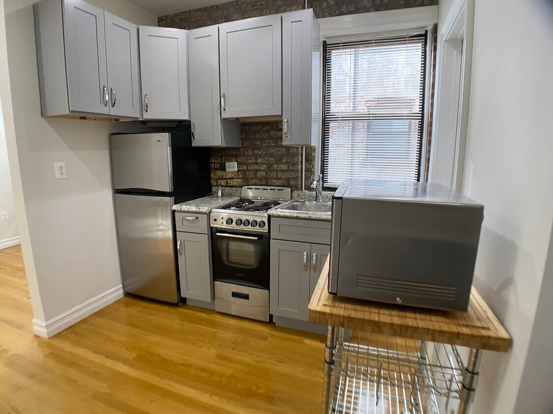 Primary Photo - 424 E 13th St