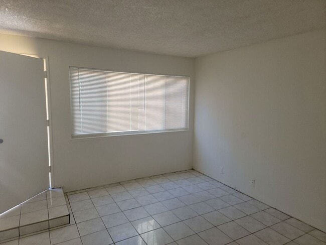 Building Photo - Lovely and Spacious 2 bedroom Townhouse