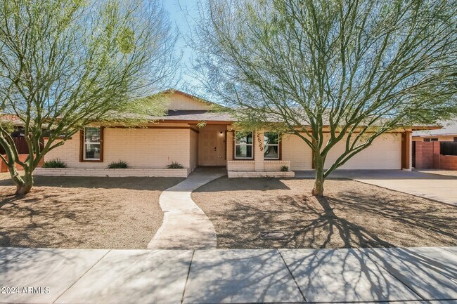 Foto del edificio - 2529 E Garnet Ave