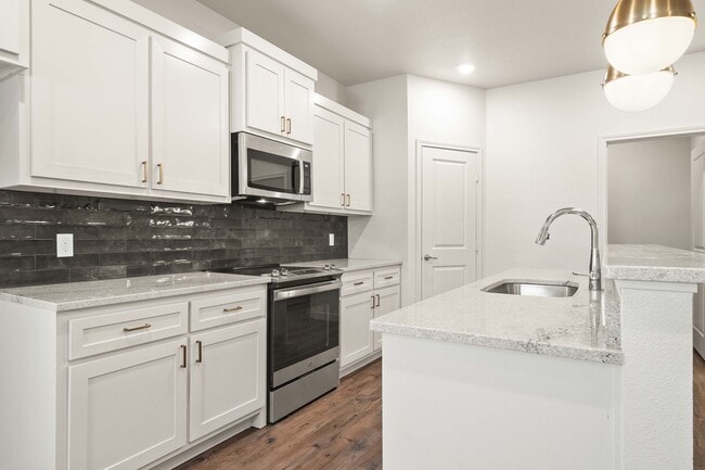 Building Photo - Luxurious Townhome Located In Abbey Glen -...