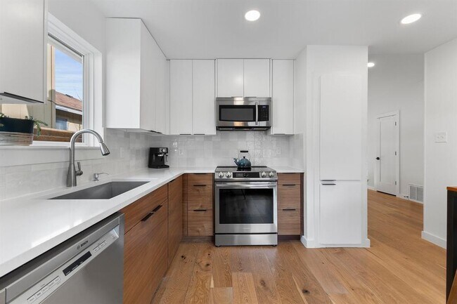 Building Photo - 9700 Sugar Hill Dr