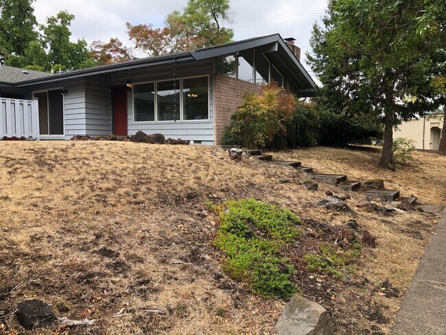 Foto del edificio - Updated 3 bedroom 1 1/2 bath home in a gre...