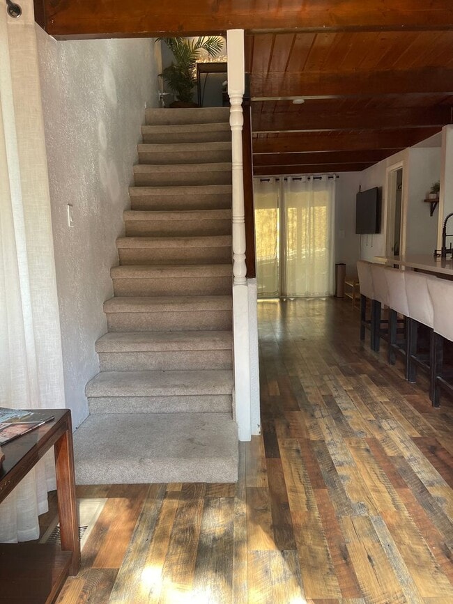 Building Photo - Fabulous home in the woods!