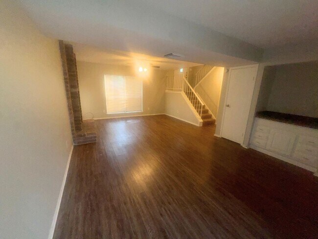 Building Photo - 2222 Riverford Dr