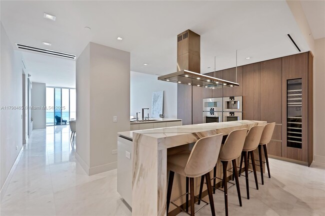 Foto del edificio - 18501 Collins Ave