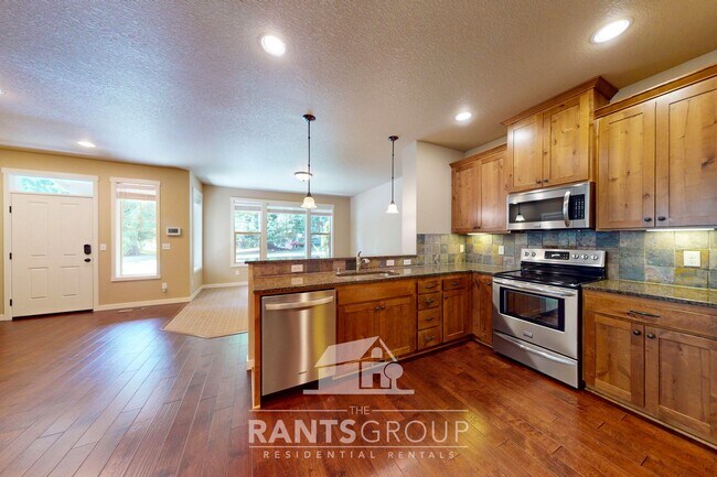 Foto del edificio - Beautifully upgraded townhome in a quiet L...