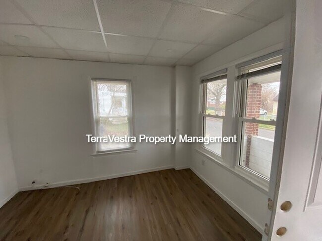 Building Photo - 11-9 E Hodges Ave