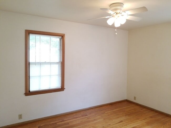 Building Photo - 2 bdrm, 1.5 bath duplex with flexible possession!