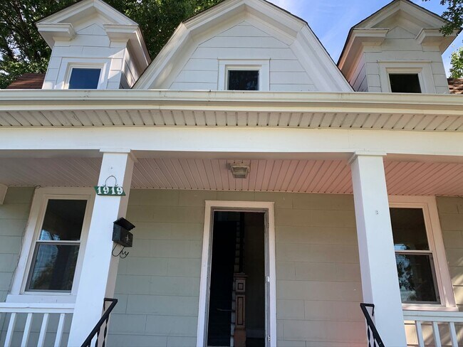 Building Photo - 3 BR 1.5 BA Home