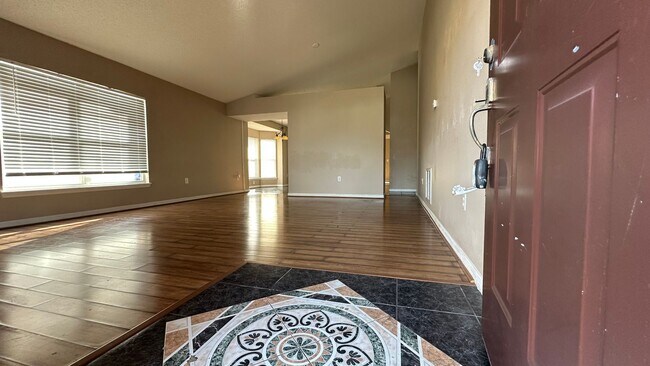 Building Photo - Large 3 Bedroom 2 Bath Pool Home is Clermo...