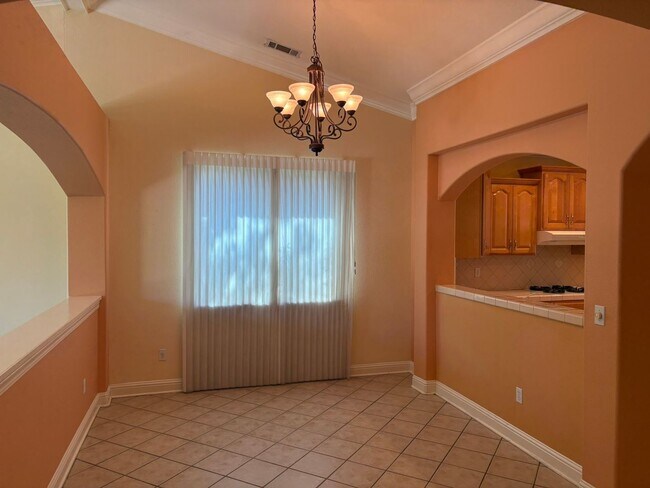 Foto del edificio - Spacious 1,950 Sq. Ft. Home with 3-Car Garage in Redding