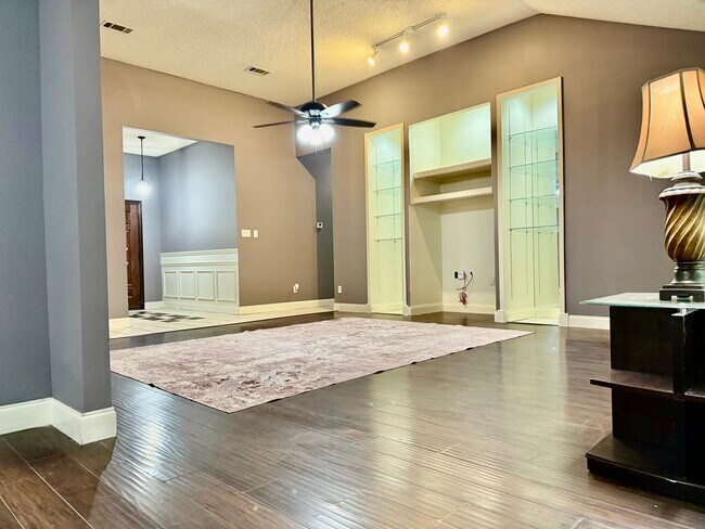 Foto del edificio - 3758 Oak Meadow Dr