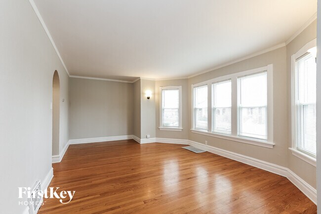 Foto del edificio - 3042 N Lowell Ave