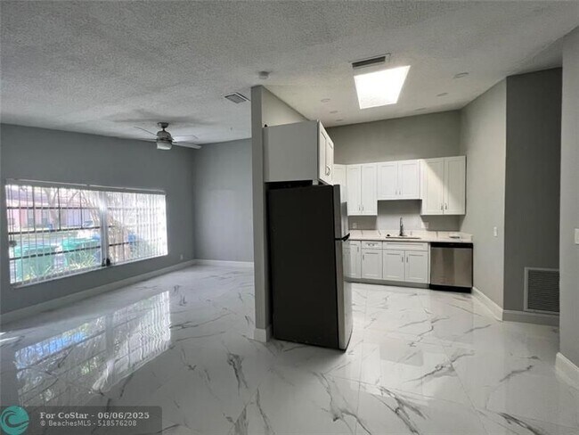 Building Photo - 4371 NW 80th Ave