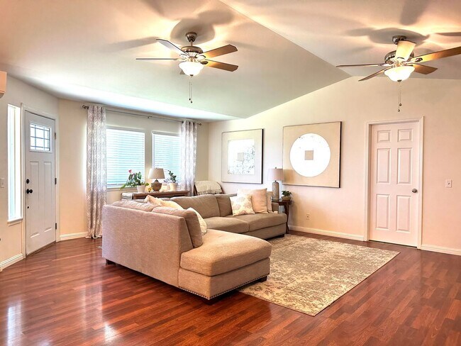 Building Photo - Spacious Kahului Home