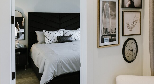 Building Photo - Two-Bedroom Apartment with Private Garage ...