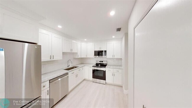 Building Photo - 6613 Via Regina