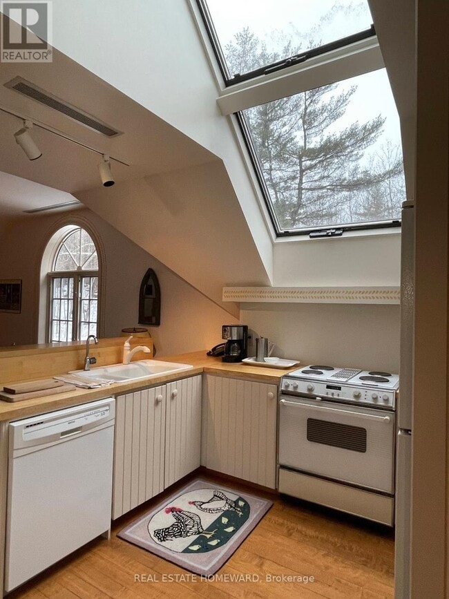 Photo du bâtiment - GUEST HOUSE,TOP FLR UNIT - 869 HWY 15 LANE