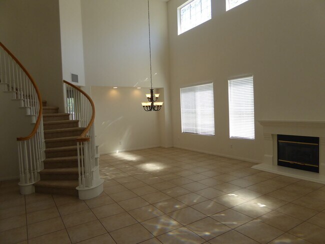 Foto del edificio - 4 Bedroom Home for Rent in Stevenson Ranch!