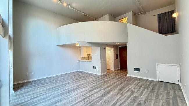 Building Photo - Stylish 1BR/1BA Loft with Open Floor Plan in South Beach!-AMSI