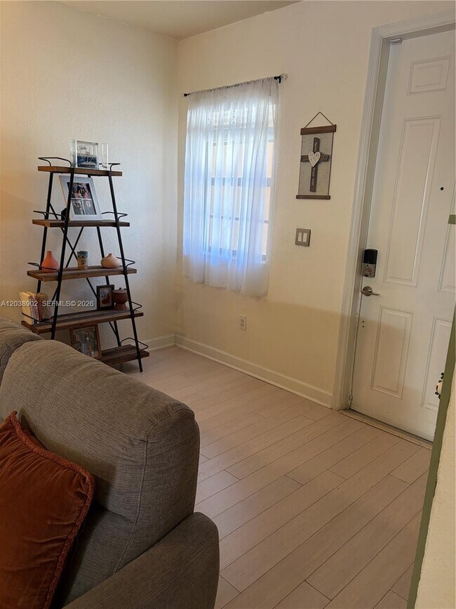 Foto del edificio - 370 NE 37th Pl