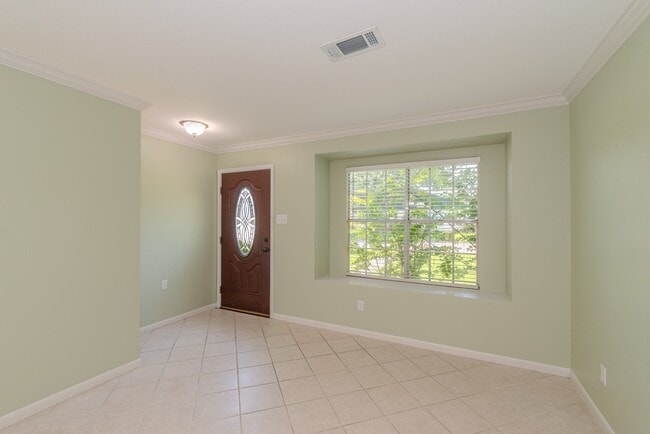 Building Photo - 495 Longmeadow Dr