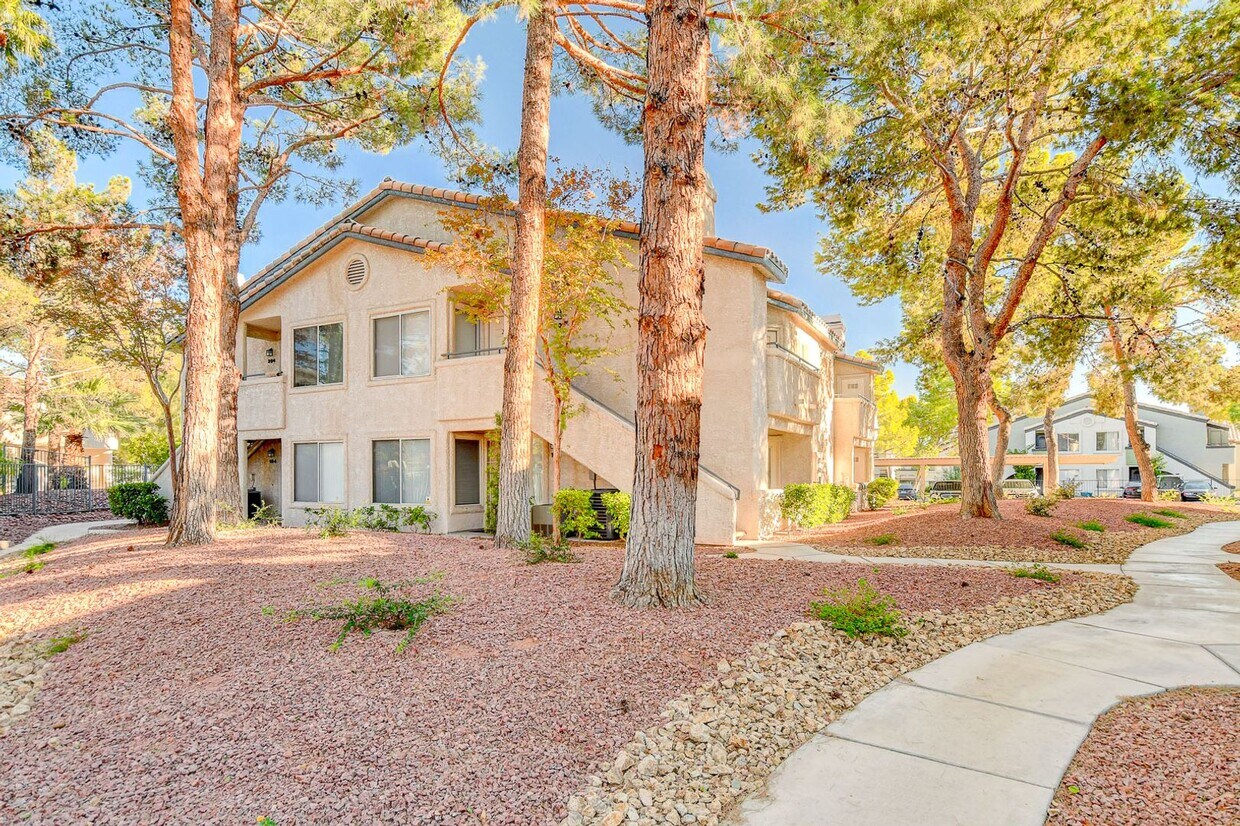 Foto principal - AMERICANA Property Mgmt - Gated 1st floor ...