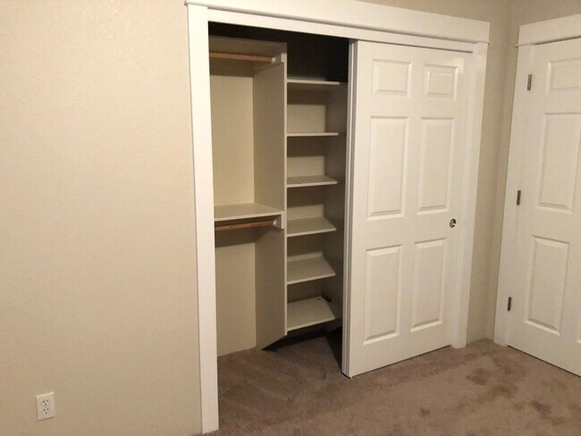 Foto del edificio - 2BED2BATH -2CARGARAGE, WASHER/DRYER HOOKUP, STORAGE, OWNER LANDSCAPE MAINTENANCE